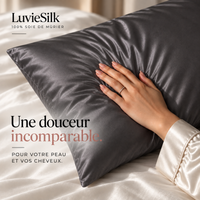 Main posée sur une taie d'oreiller en soie de mûrier grise LuvieSilk
