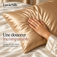Main posée sur une taie d'oreiller en soie de mûrier dorée LuvieSilk