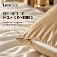 Détail de la fermeture éclair invisible d'une taie d'oreiller en soie dorée LuvieSilk
