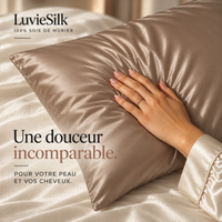 Main posée sur une taie d'oreiller en soie de mûrier taupe LuvieSilk