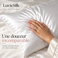 Main posée sur une taie d'oreiller en soie de mûrier blanche LuvieSilk