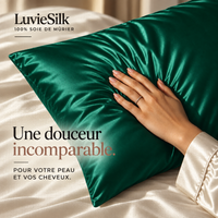Main posée sur une taie d'oreiller en soie de mûrier émeraude LuvieSilk