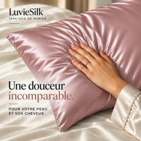 Main posée sur une taie d'oreiller en soie de mûrier dusty pink LuvieSilk