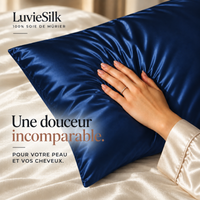 Main posée sur une taie d'oreiller en soie de mûrier bleu marine LuvieSilk